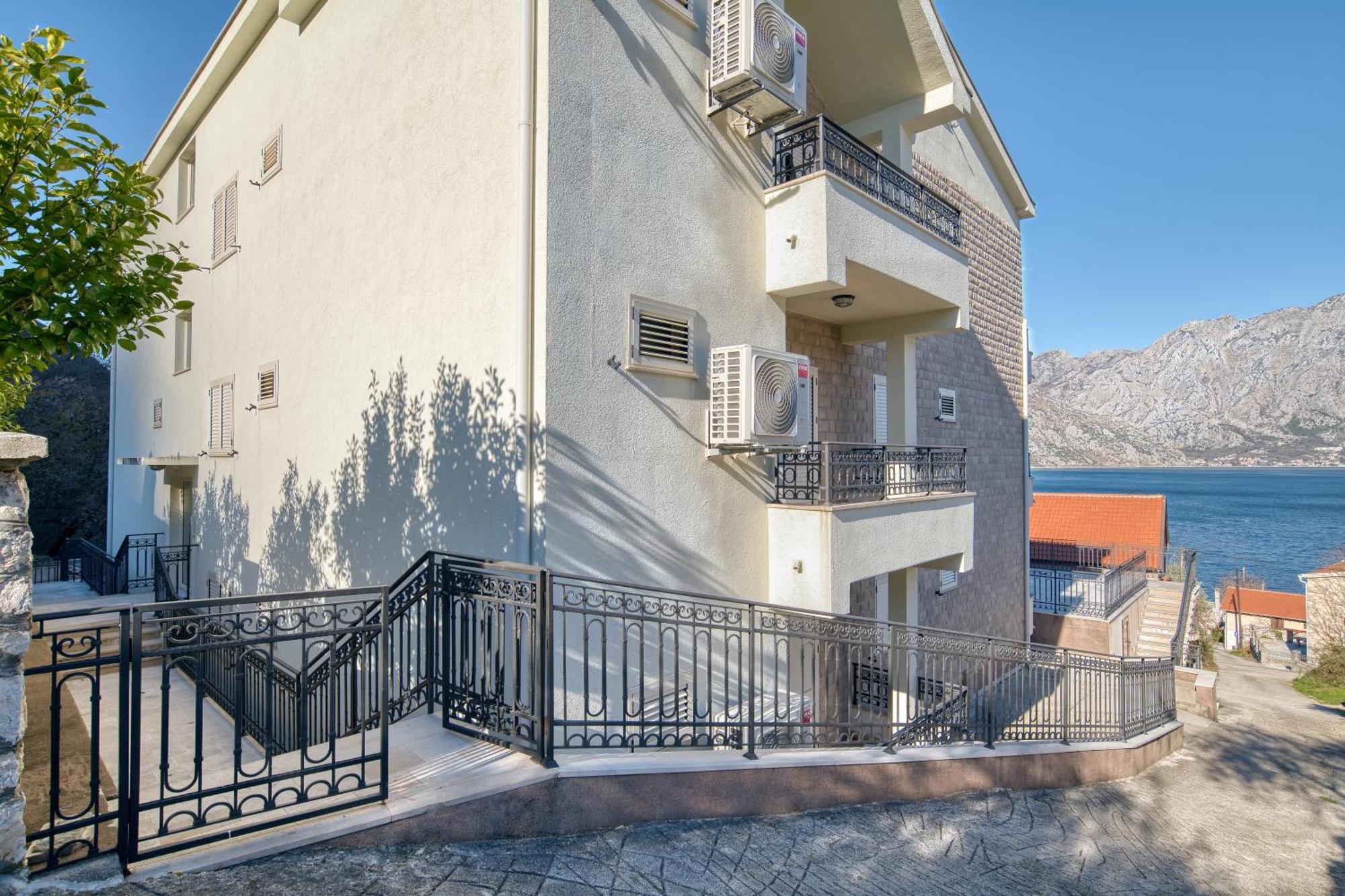 Luxurious 3-Bedroom Apartment By Mn Property Котор Екстериор снимка