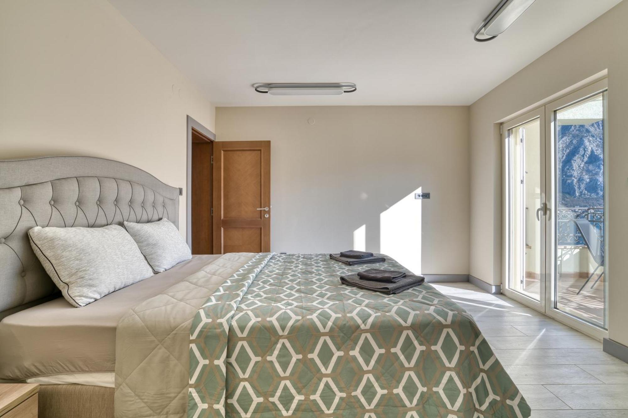 Luxurious 3-Bedroom Apartment By Mn Property Котор Екстериор снимка
